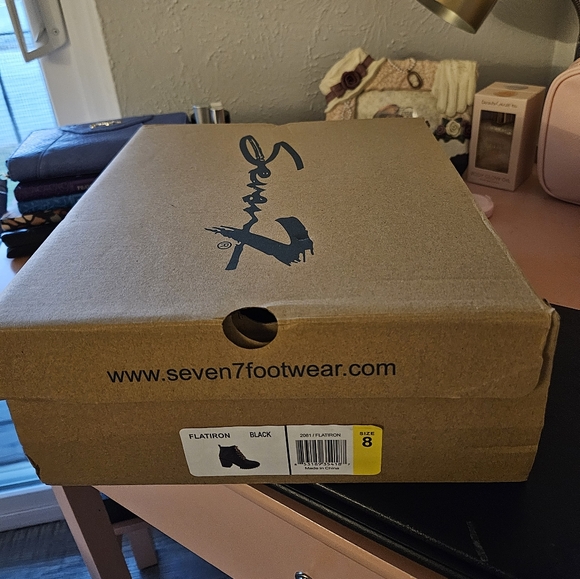 Size 8 Flatiron Vegan leather ankle boot - Picture 2 of 2